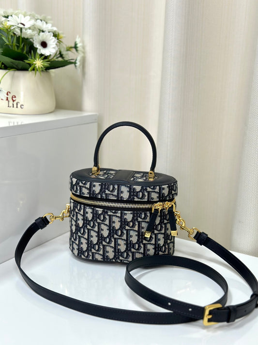 Dior2023 new makeup presbyopia bag