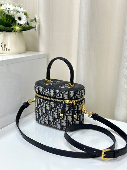 Dior2023 new makeup presbyopia bag