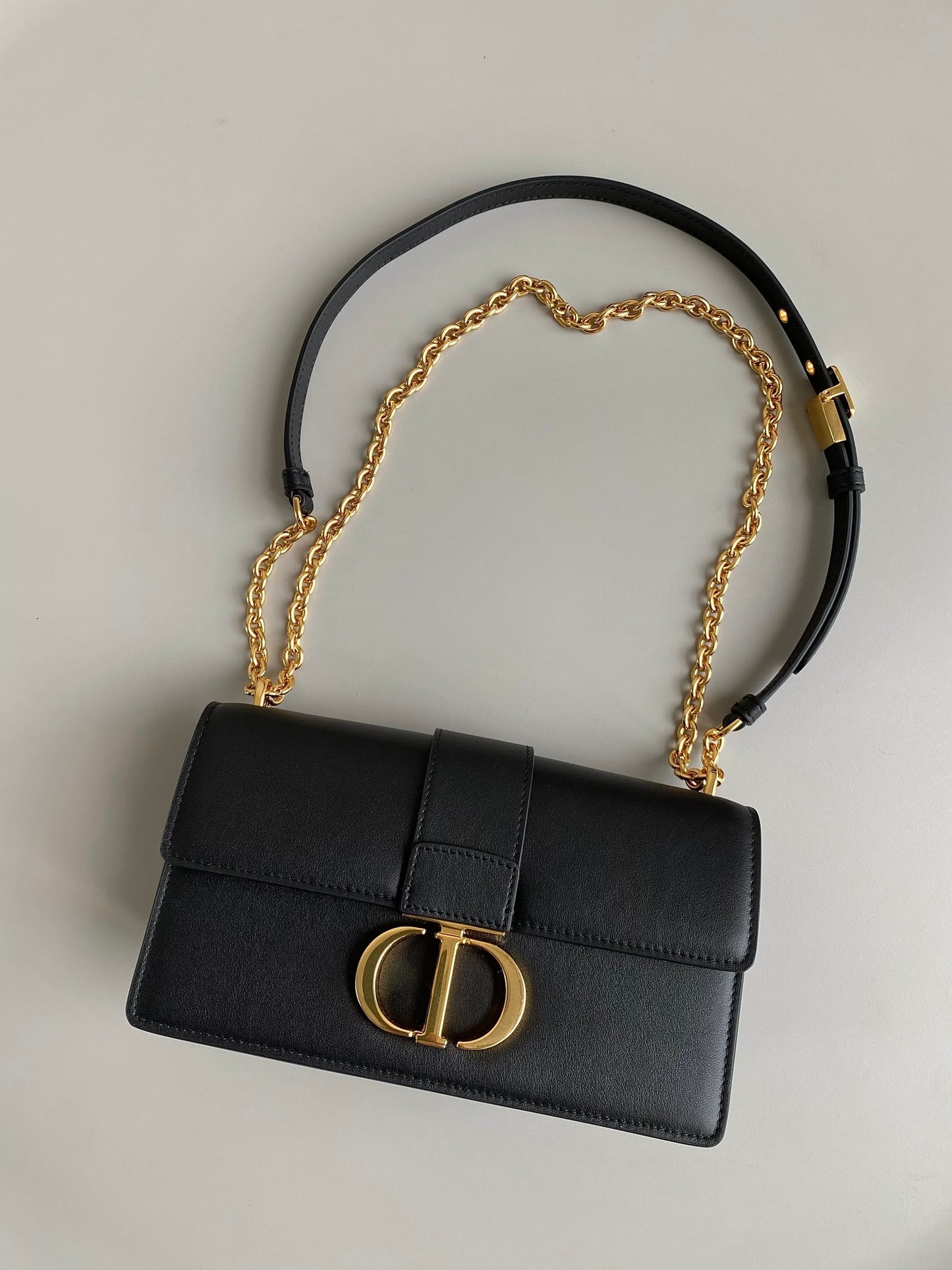 𝗗𝗶𝗼𝗿 𝗠𝗼𝗻𝘁𝗮𝗶𝗴𝗻𝗲Montaigne 30 full leather chain terms