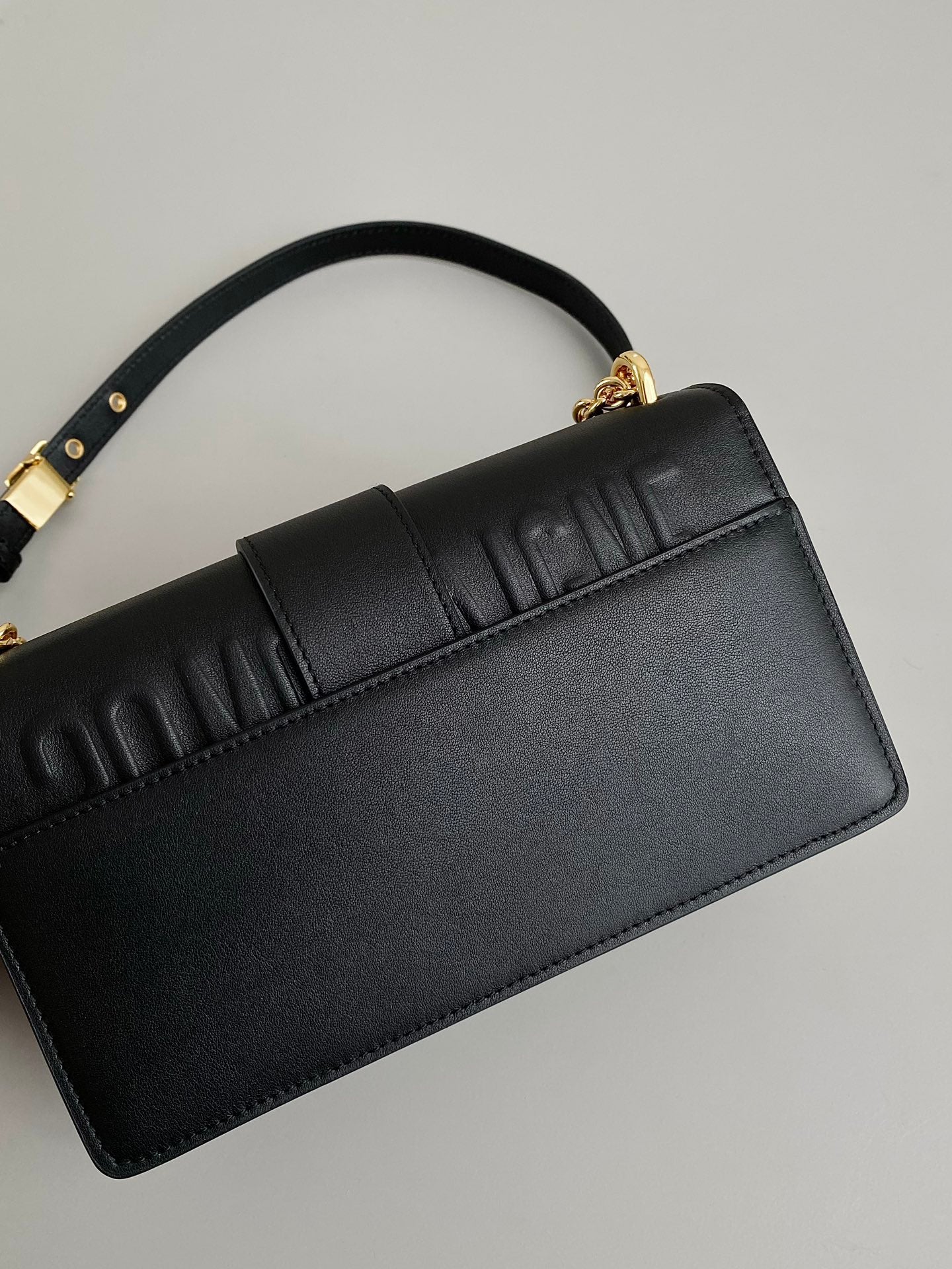 𝗗𝗶𝗼𝗿 𝗠𝗼𝗻𝘁𝗮𝗶𝗴𝗻𝗲Montaigne 30 full leather chain terms