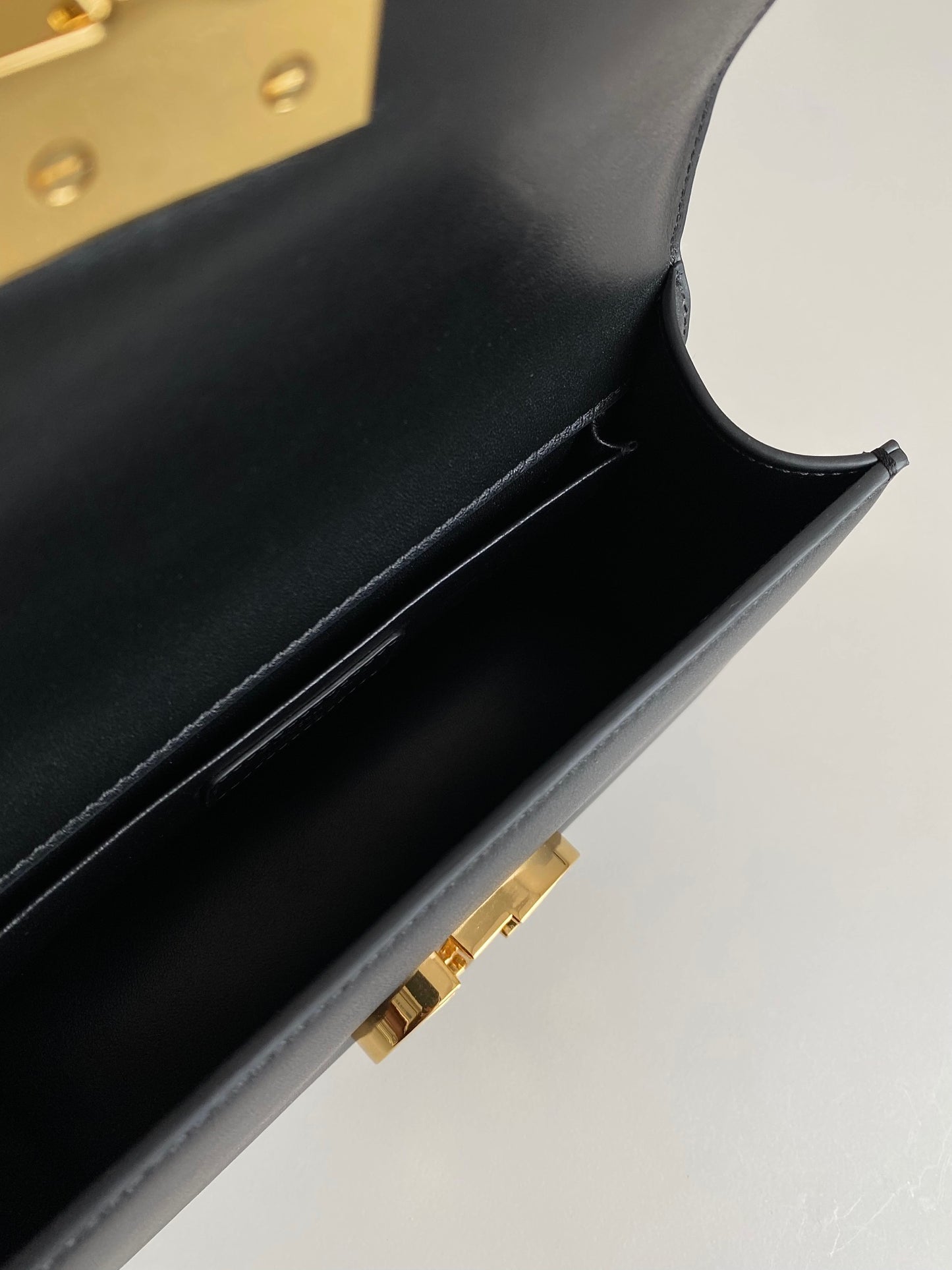 𝗗𝗶𝗼𝗿 𝗠𝗼𝗻𝘁𝗮𝗶𝗴𝗻𝗲Montaigne 30 full leather chain terms