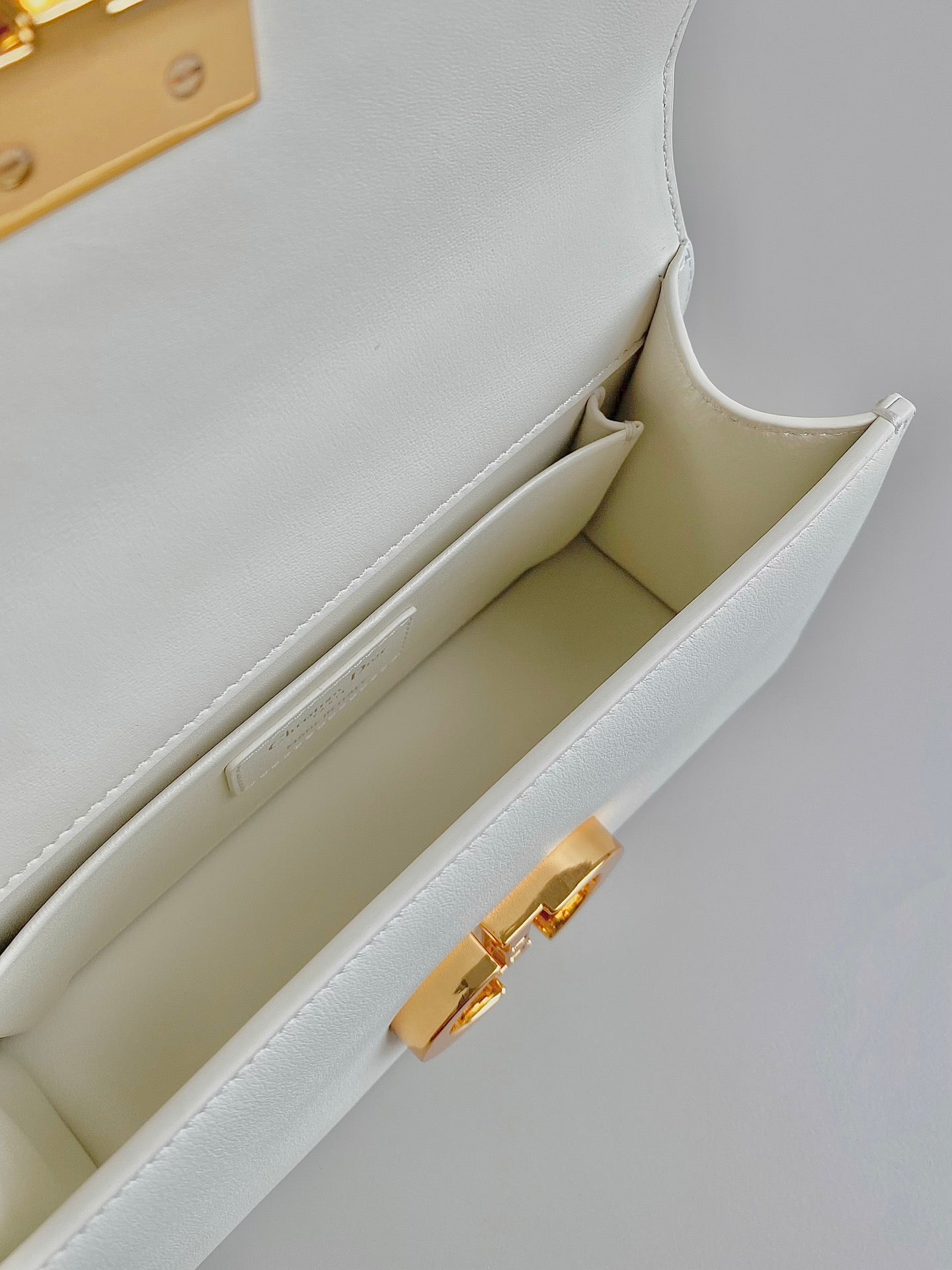 𝗗𝗶𝗼𝗿 𝗠𝗼𝗻𝘁𝗮𝗶𝗴𝗻𝗲Montaigne 30 full leather chain terms