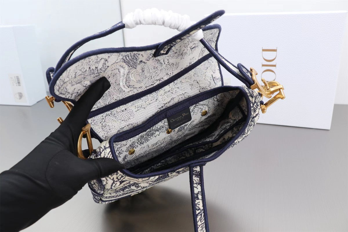 Spot goods! ️ DIO* Oblique Presbyopia Saddle Bag