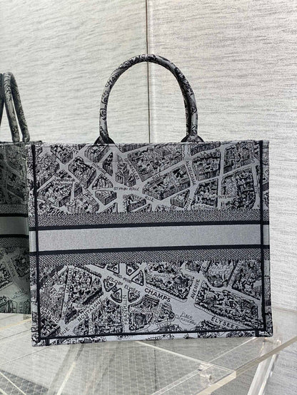 Large spot‼ ️ Tote latest Paris map series 💗