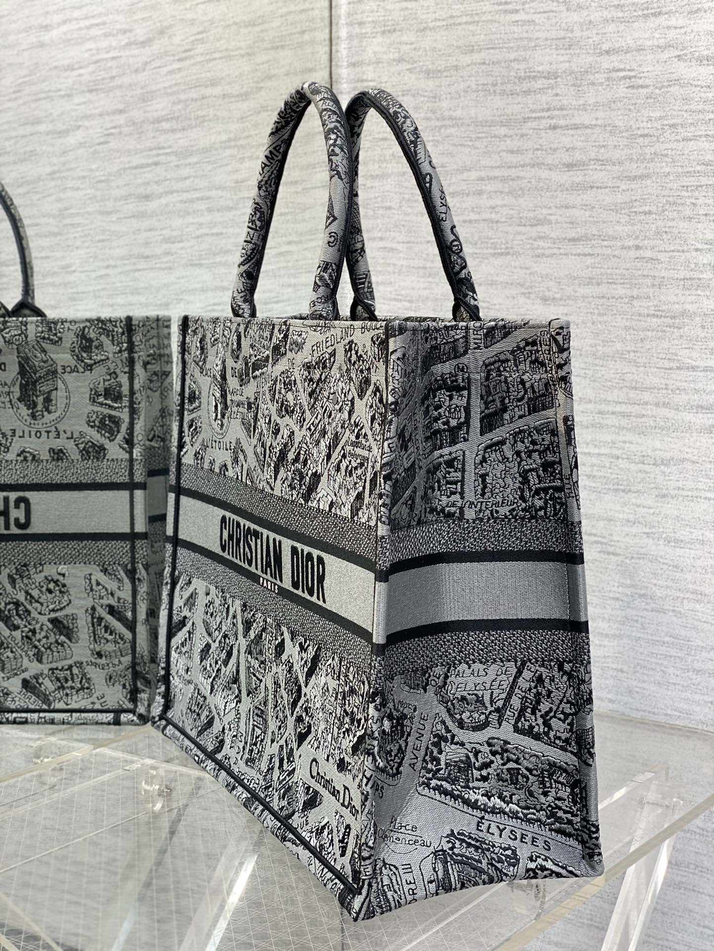 Large spot‼ ️ Tote latest Paris map series 💗