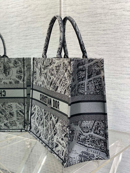 Large spot‼ ️ Tote latest Paris map series 💗