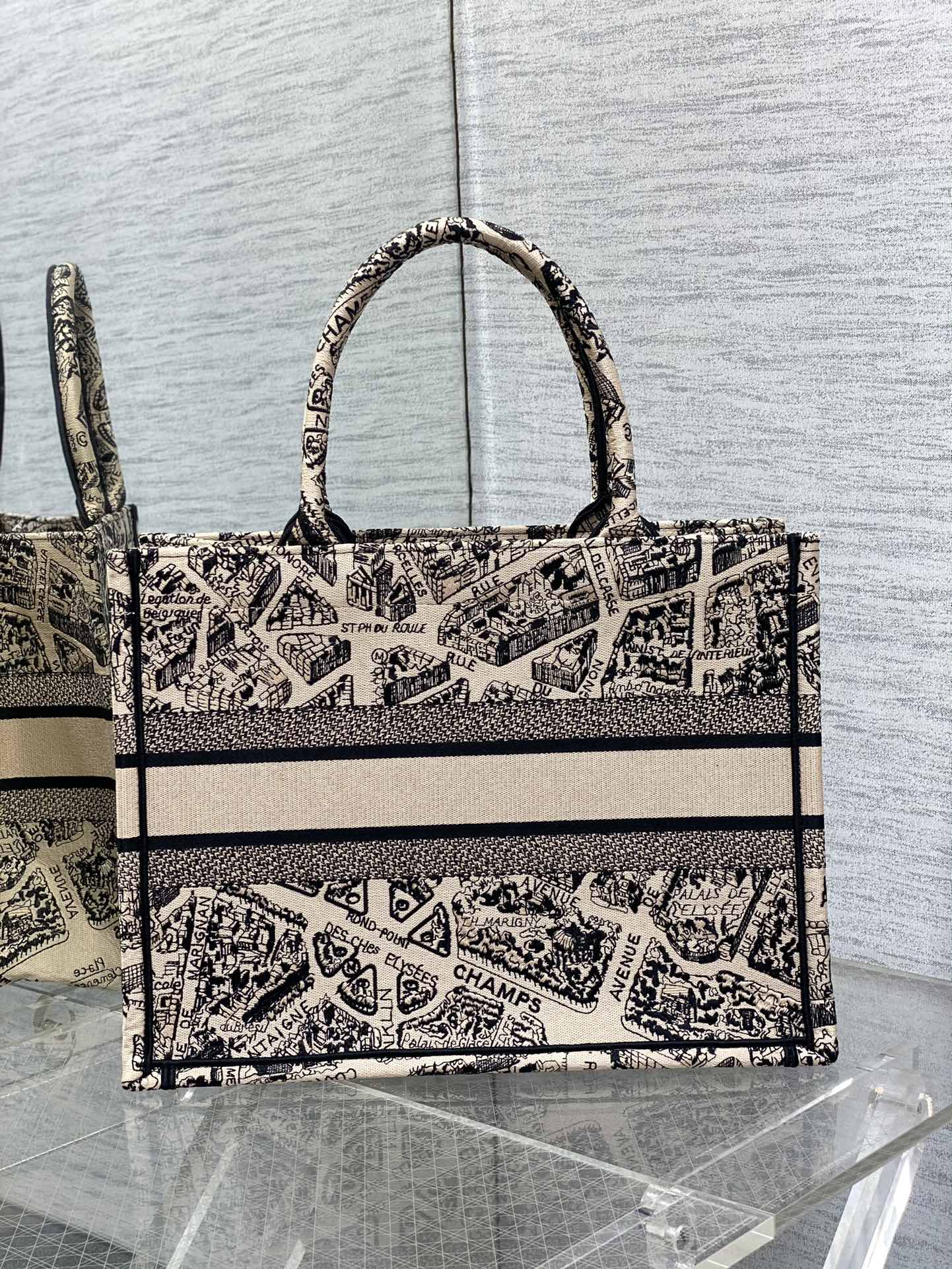 Medium spot‼ ️ Tote's latest Paris map series 💗,