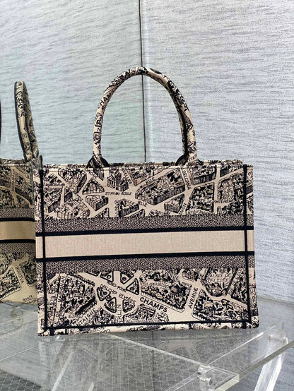 Medium spot‼ ️ Tote's latest Paris map series 💗,