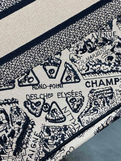 Medium spot‼ ️ Tote's latest Paris map series 💗,