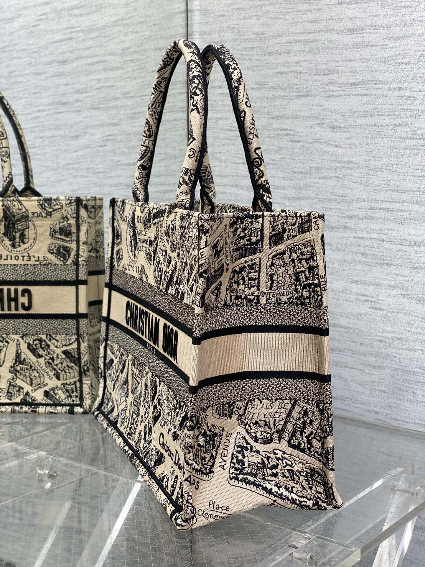 Medium spot‼ ️ Tote's latest Paris map series 💗,