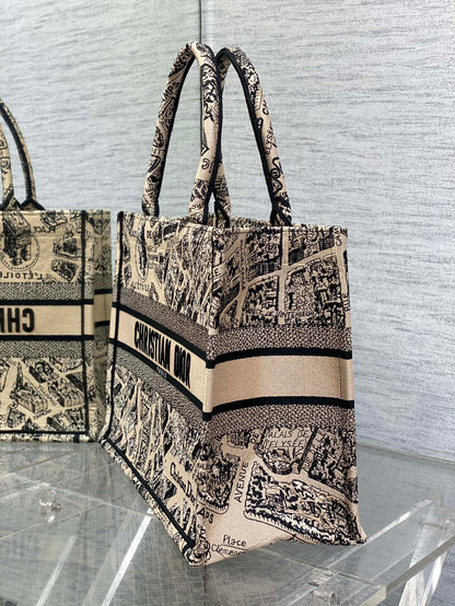 Medium spot‼ ️ Tote's latest Paris map series 💗,