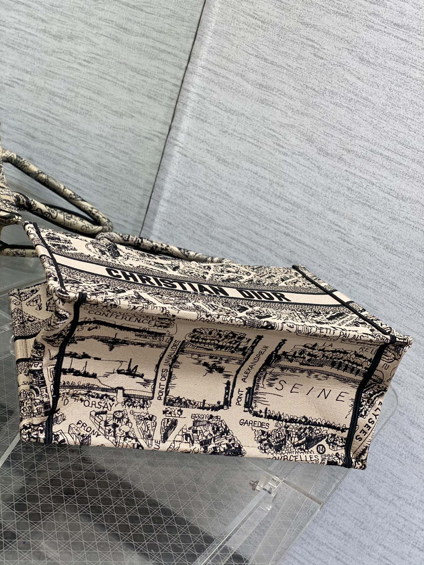 Medium spot‼ ️ Tote's latest Paris map series 💗,