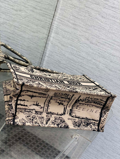 Medium spot‼ ️ Tote's latest Paris map series 💗,
