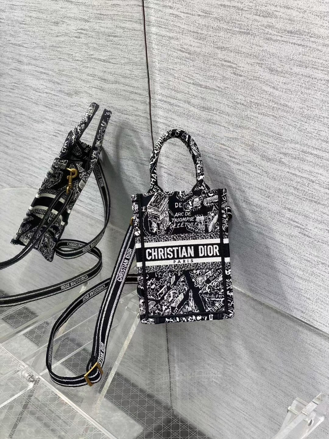 The latest Paris map phone bag spot‼