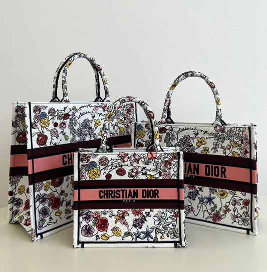 Tote's latest spring and summer style, advanced color matching 💁🏻, exquisite flower-shaped embroidery 🌺, full of poetry and exoticism, the combination of retro graphics and beautiful tones is simply exciting❤️
