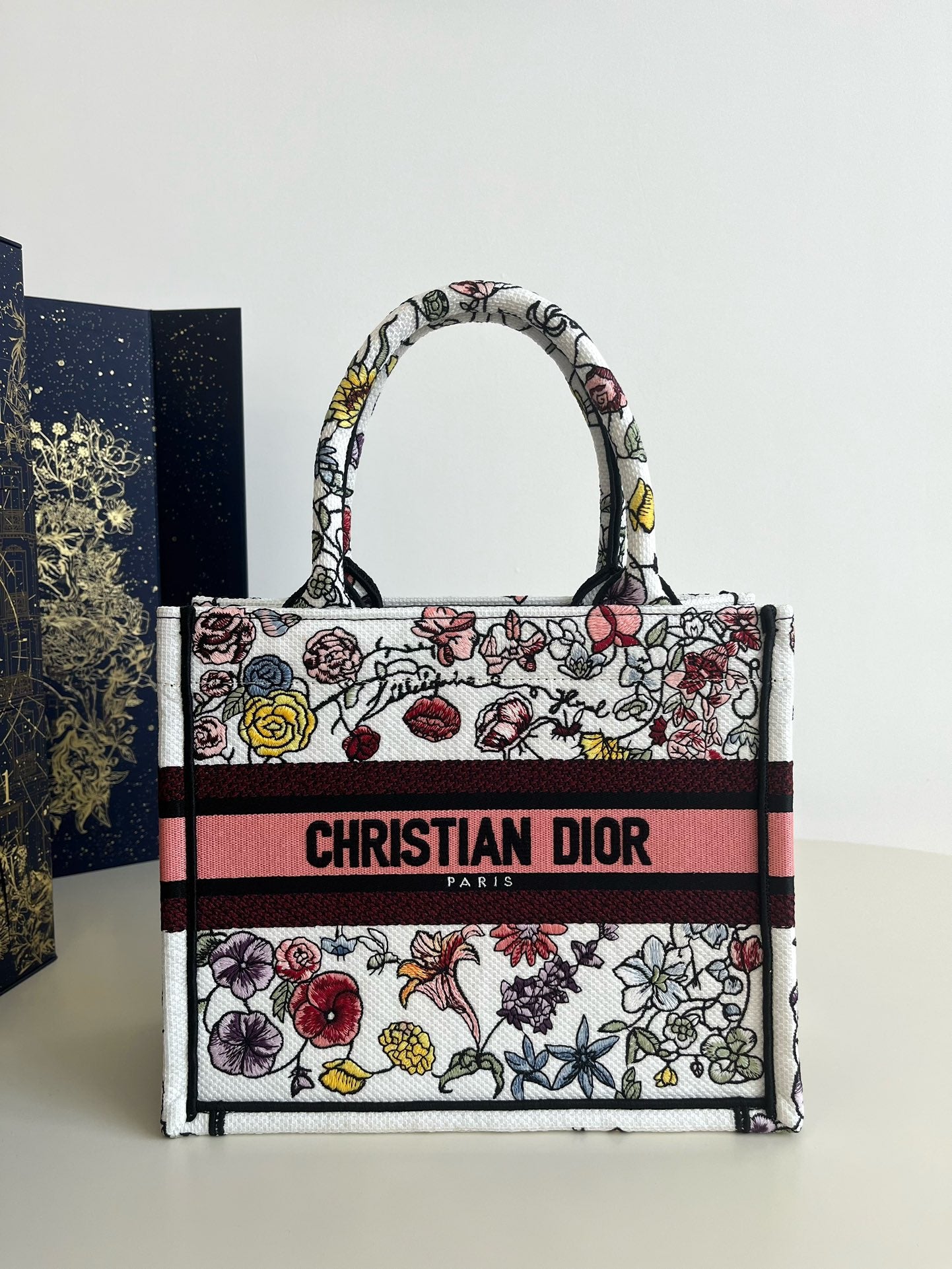 Tote's latest spring and summer style, advanced color matching 💁🏻, exquisite flower-shaped embroidery 🌺, full of poetry and exoticism, the combination of retro graphics and beautiful tones is simply exciting❤️