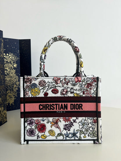 Tote's latest spring and summer style, advanced color matching 💁🏻, exquisite flower-shaped embroidery 🌺, full of poetry and exoticism, the combination of retro graphics and beautiful tones is simply exciting❤️