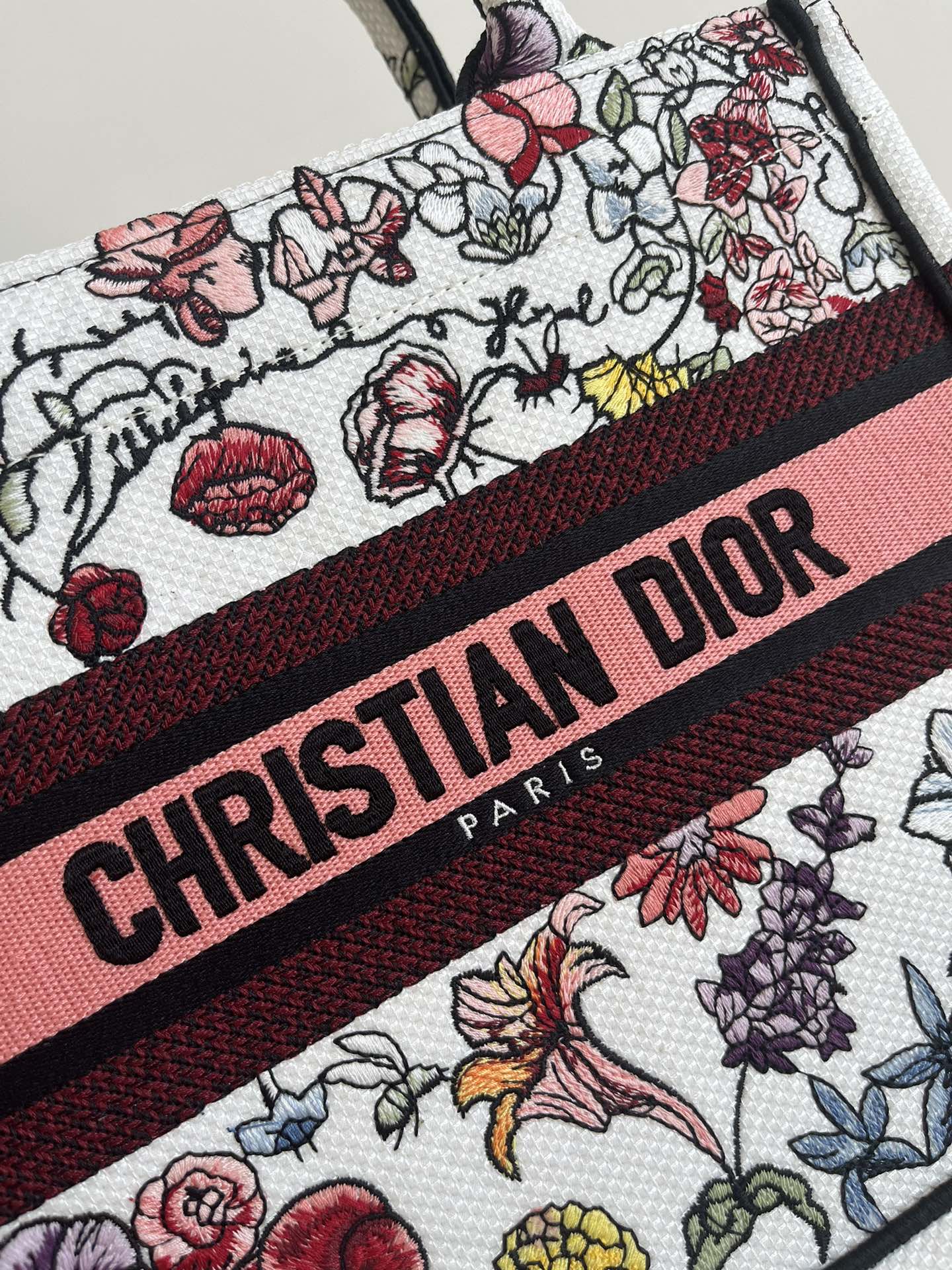 Tote's latest spring and summer style, advanced color matching 💁🏻, exquisite flower-shaped embroidery 🌺, full of poetry and exoticism, the combination of retro graphics and beautiful tones is simply exciting❤️