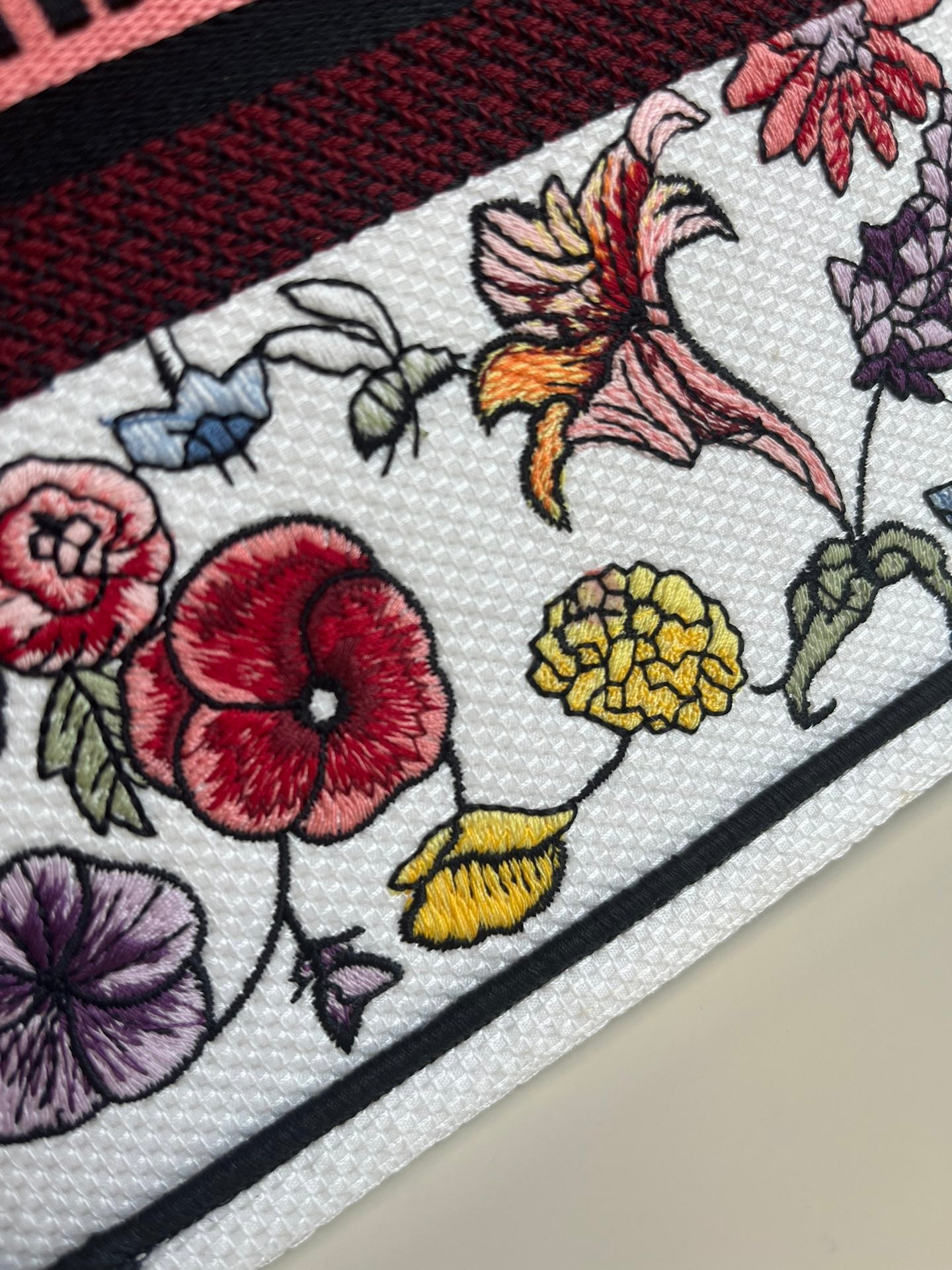 Tote's latest spring and summer style, advanced color matching 💁🏻, exquisite flower-shaped embroidery 🌺, full of poetry and exoticism, the combination of retro graphics and beautiful tones is simply exciting❤️