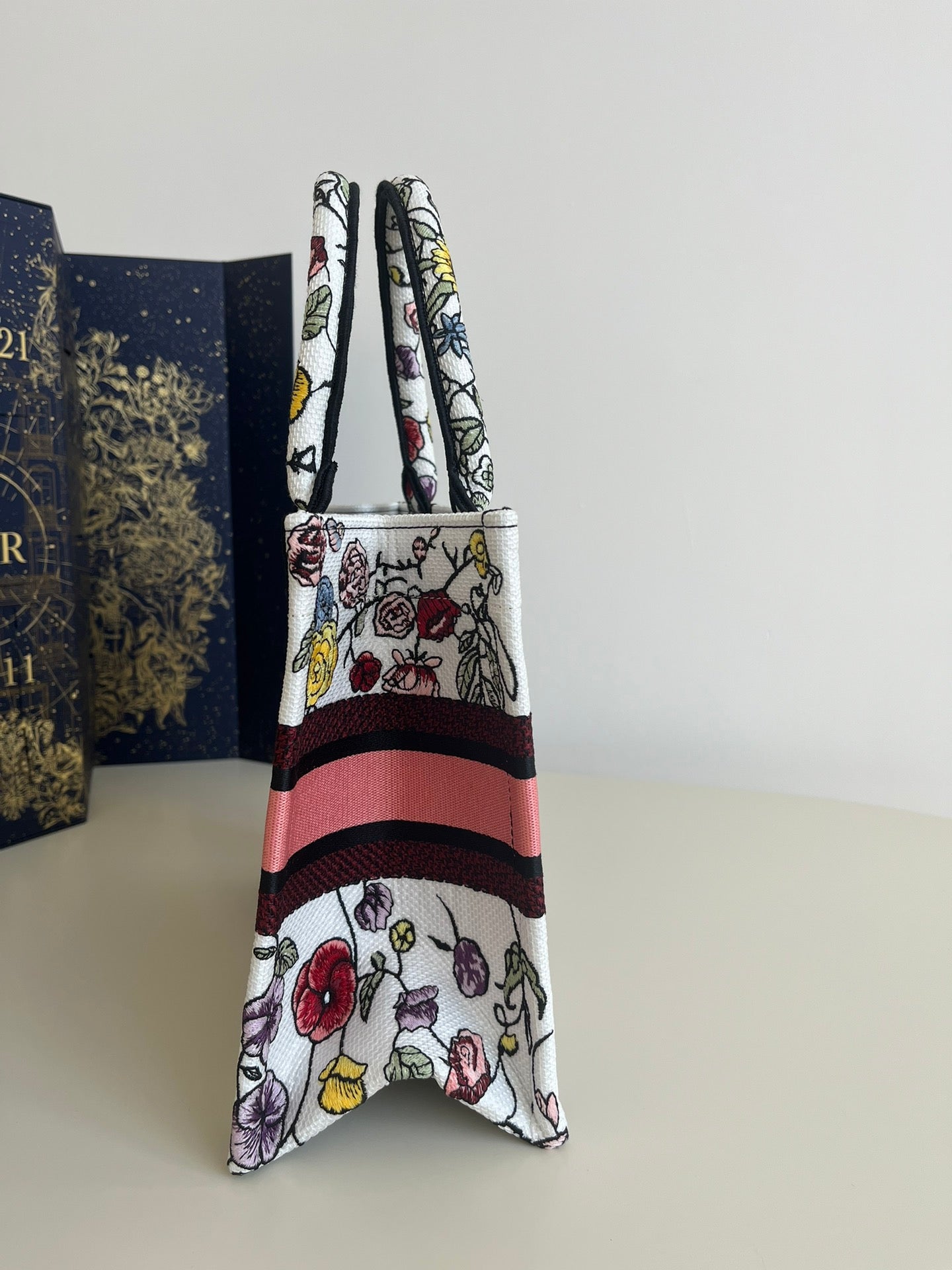 Tote's latest spring and summer style, advanced color matching 💁🏻, exquisite flower-shaped embroidery 🌺, full of poetry and exoticism, the combination of retro graphics and beautiful tones is simply exciting❤️