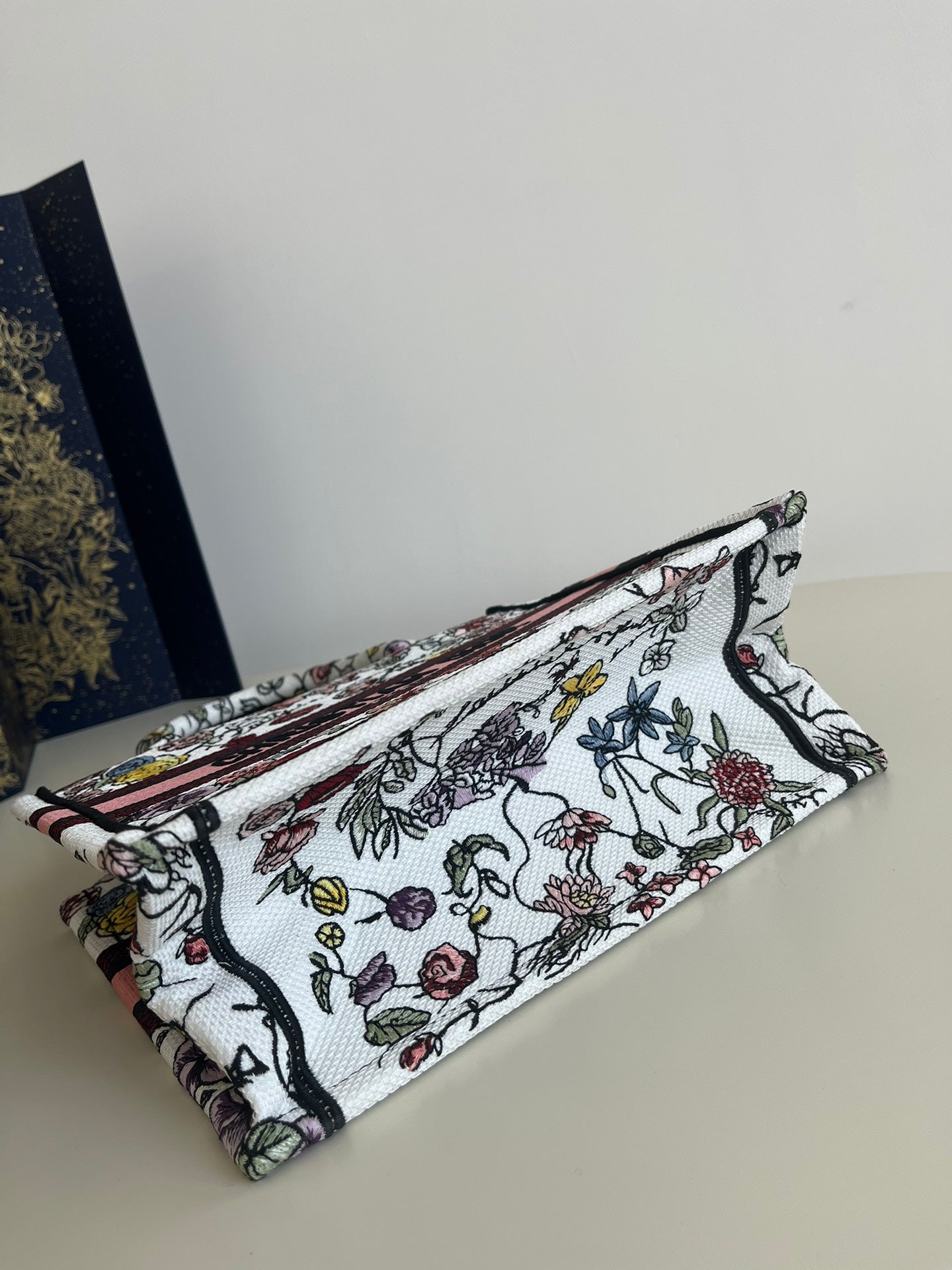 Tote's latest spring and summer style, advanced color matching 💁🏻, exquisite flower-shaped embroidery 🌺, full of poetry and exoticism, the combination of retro graphics and beautiful tones is simply exciting❤️
