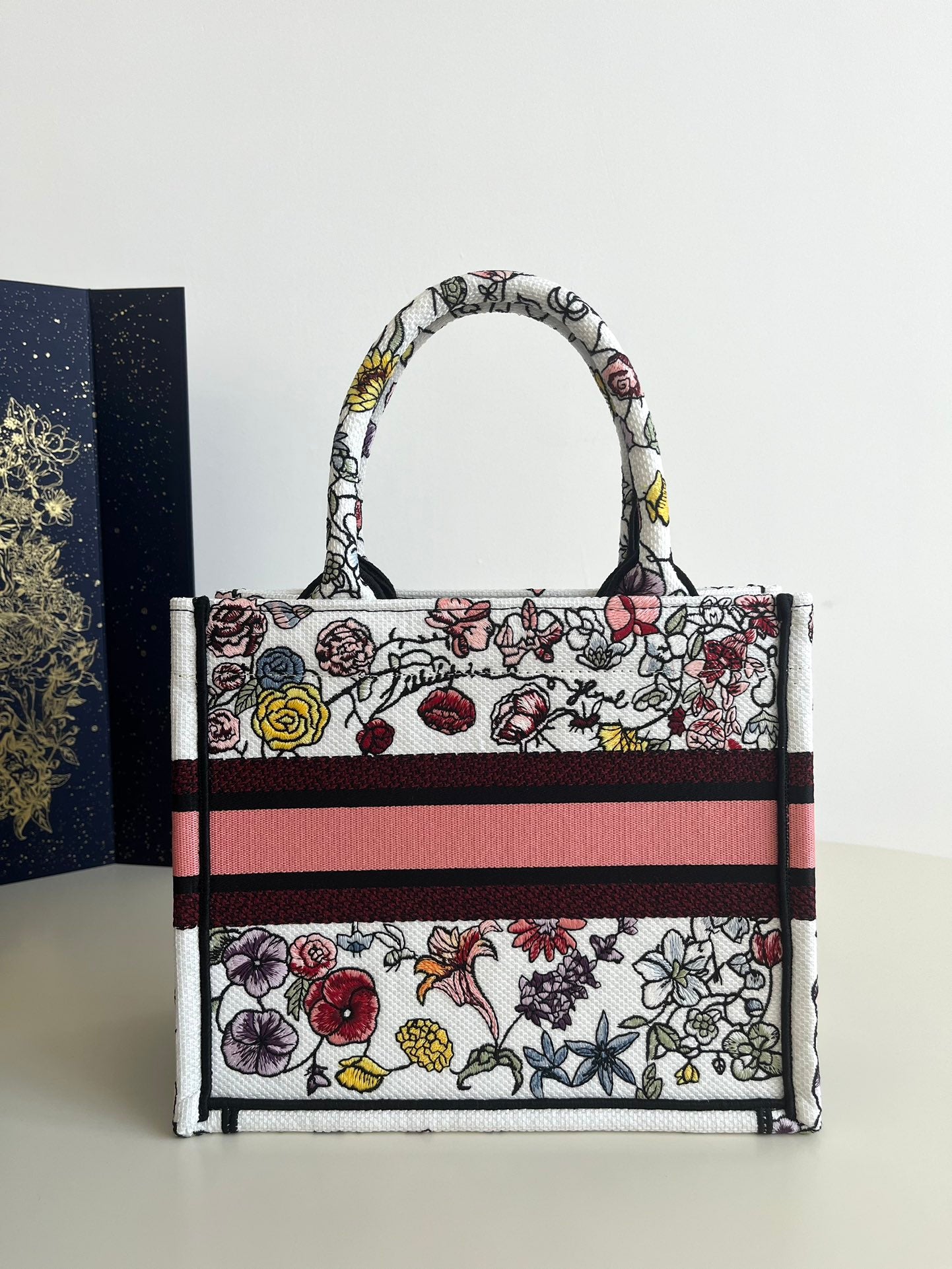 Tote's latest spring and summer style, advanced color matching 💁🏻, exquisite flower-shaped embroidery 🌺, full of poetry and exoticism, the combination of retro graphics and beautiful tones is simply exciting❤️