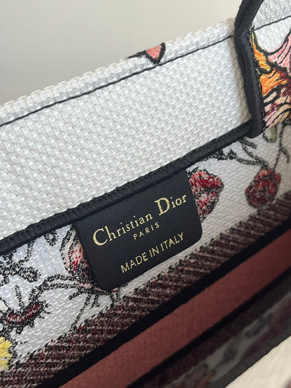 Tote's latest spring and summer style, advanced color matching 💁🏻, exquisite flower-shaped embroidery 🌺, full of poetry and exoticism, the combination of retro graphics and beautiful tones is simply exciting❤️