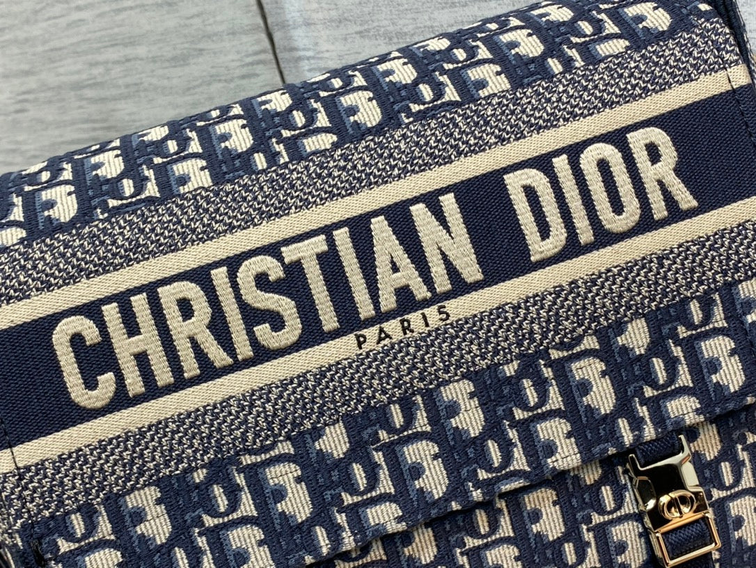𝗗𝗜𝗢𝗥 𝗖𝗮𝗺𝗽 latest messenger bag