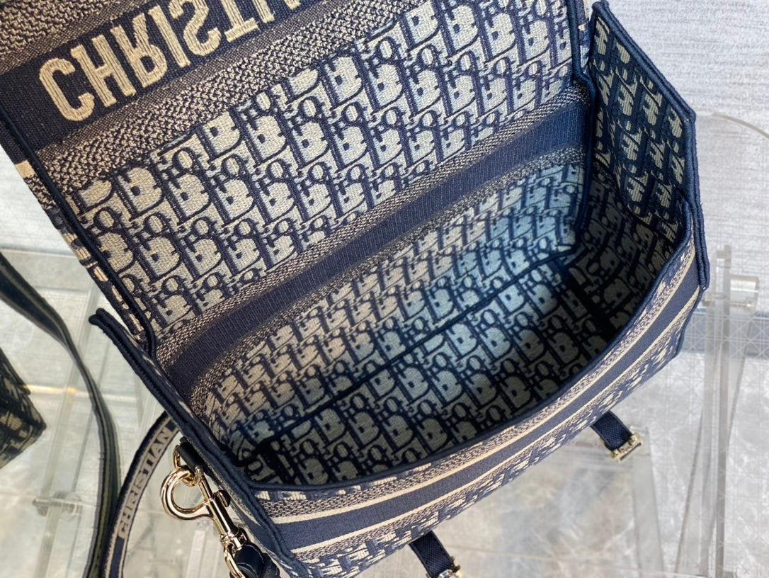 𝗗𝗜𝗢𝗥 𝗖𝗮𝗺𝗽 latest messenger bag