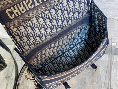 𝗗𝗜𝗢𝗥 𝗖𝗮𝗺𝗽 latest messenger bag