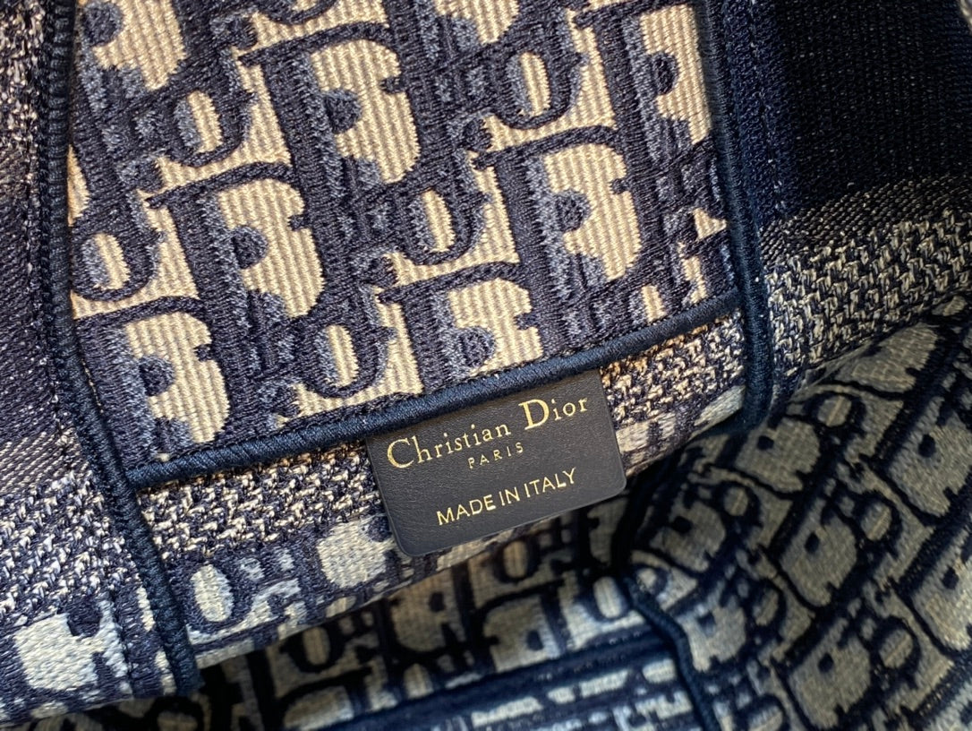 𝗗𝗜𝗢𝗥 𝗖𝗮𝗺𝗽 latest messenger bag
