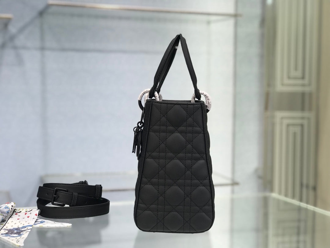 Lady Dior cannage pattern matte calfskin clamshell handbag,