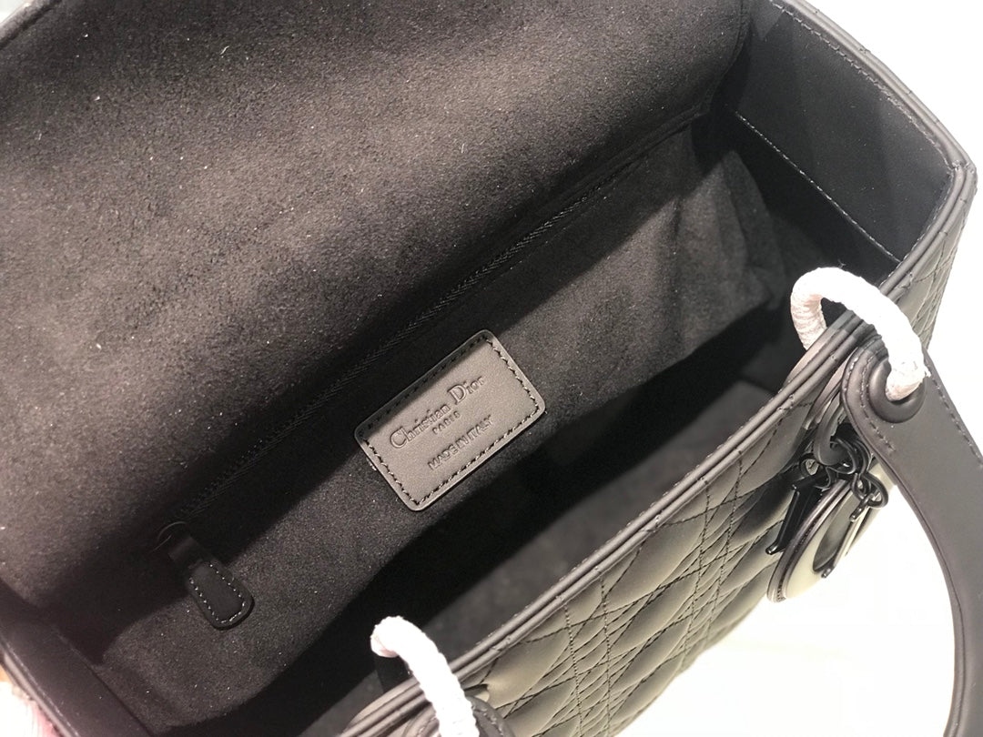 Lady Dior cannage pattern matte calfskin clamshell handbag,