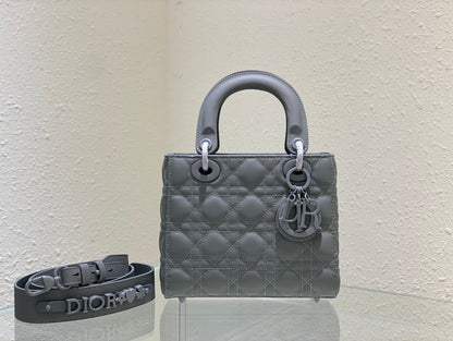 ❤️❤️Lady Dior My 4⃣️Grid Frosted Badge is a profound insight into elegance and beauty.