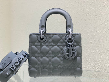 ❤️❤️Lady Dior My 4⃣️Grid Frosted Badge is a profound insight into elegance and beauty.
