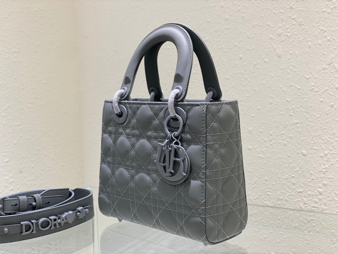 ❤️❤️Lady Dior My 4⃣️Grid Frosted Badge is a profound insight into elegance and beauty.