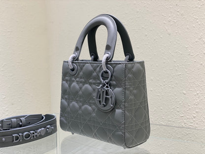 ❤️❤️Lady Dior My 4⃣️Grid Frosted Badge is a profound insight into elegance and beauty.