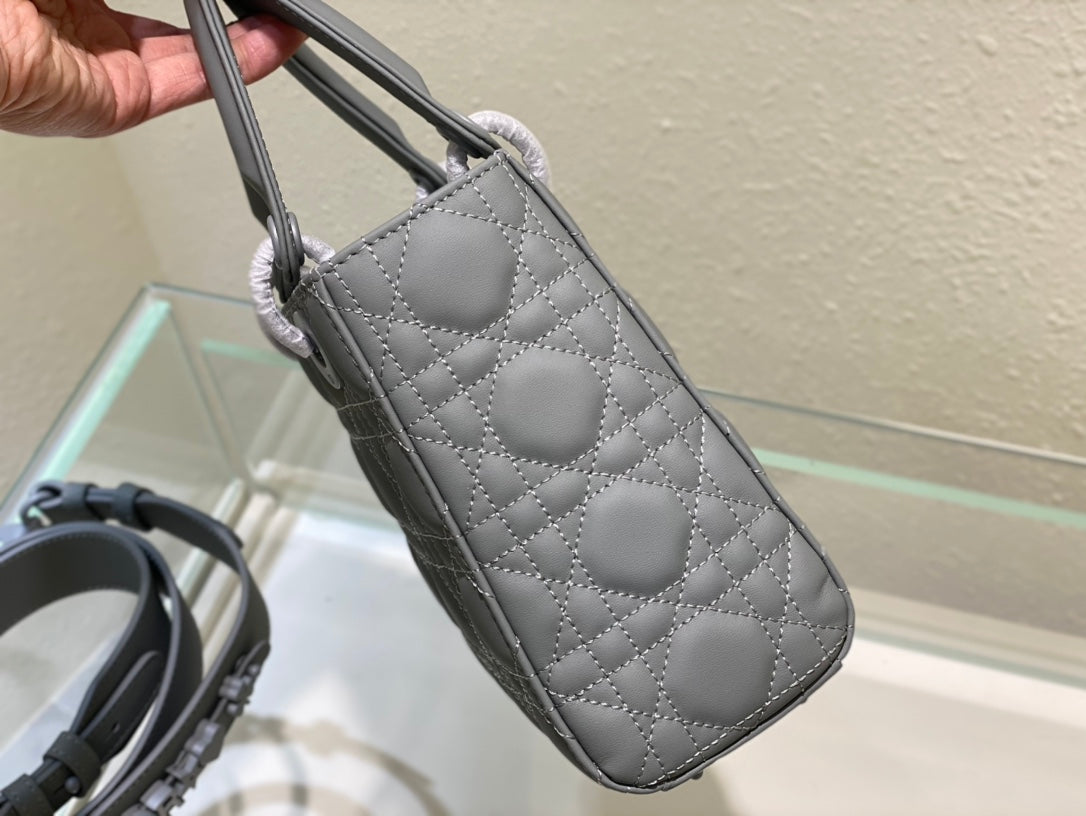 ❤️❤️Lady Dior My 4⃣️Grid Frosted Badge is a profound insight into elegance and beauty.