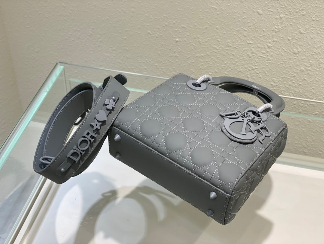 ❤️❤️Lady Dior My 4⃣️Grid Frosted Badge is a profound insight into elegance and beauty.