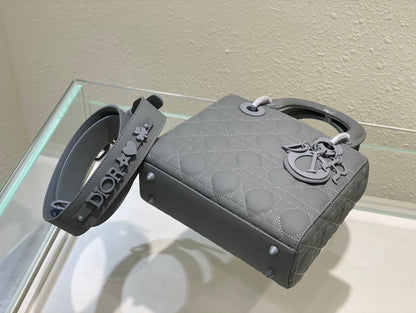 ❤️❤️Lady Dior My 4⃣️Grid Frosted Badge is a profound insight into elegance and beauty.