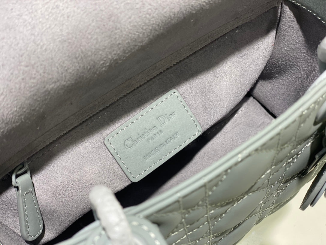 ❤️❤️Lady Dior My 4⃣️Grid Frosted Badge is a profound insight into elegance and beauty.