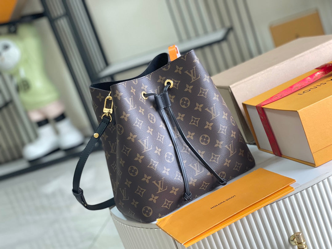 Special grade with a full set of packaging [super grade all-steel hardware original factory leather] M44020 presbyopic black
