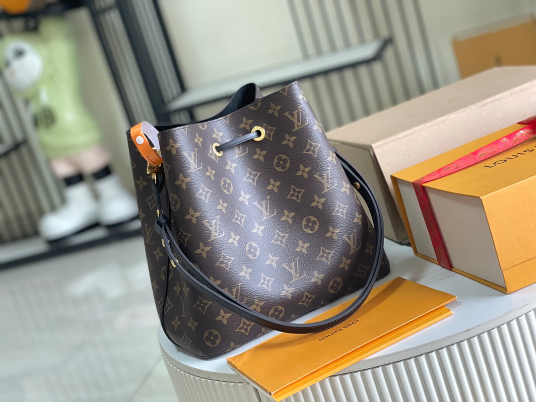 Special grade with a full set of packaging [super grade all-steel hardware original factory leather] M44020 presbyopic black