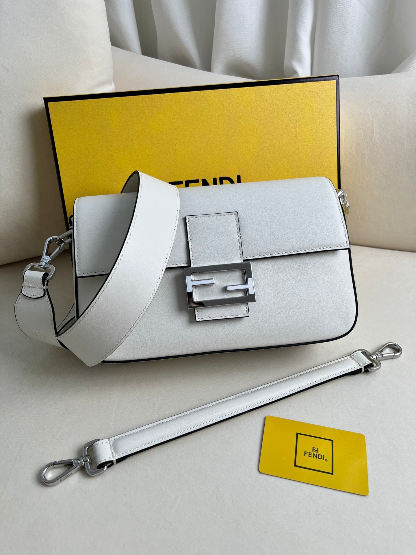 Fendi X Tiffany&Co jointly launched the classic medium-sized Baguette bag made of classic Tiffany BlueTM smooth cowhide