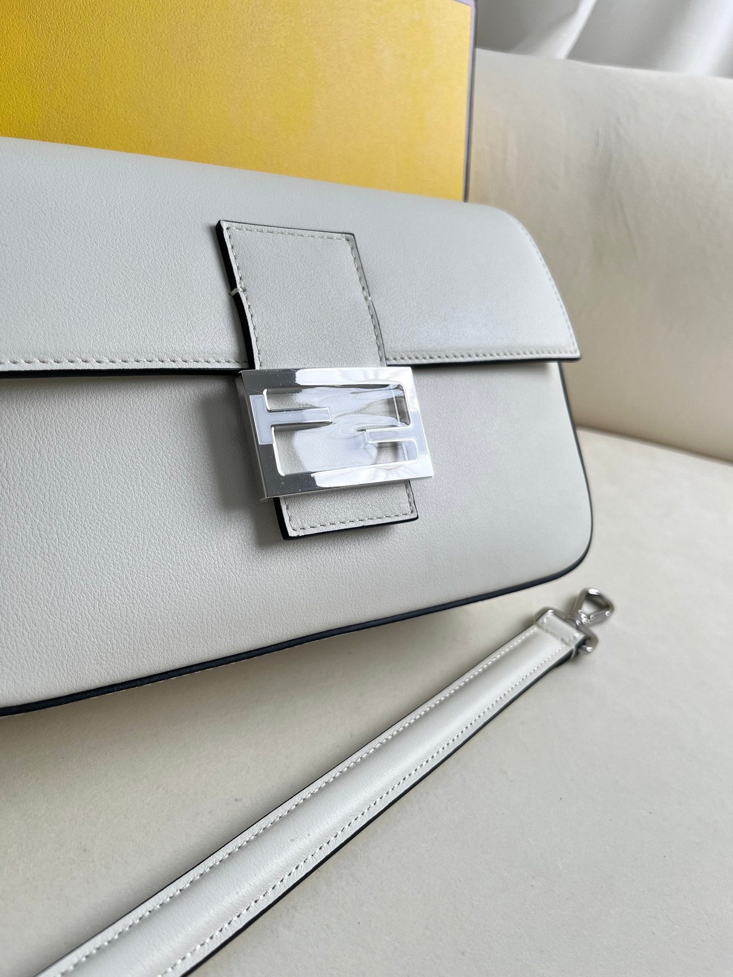 Fendi X Tiffany&Co jointly launched the classic medium-sized Baguette bag made of classic Tiffany BlueTM smooth cowhide