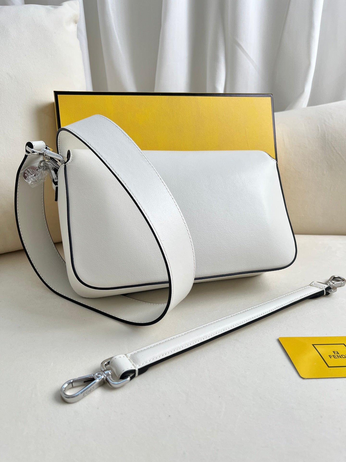 Fendi X Tiffany&Co jointly launched the classic medium-sized Baguette bag made of classic Tiffany BlueTM smooth cowhide