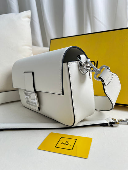 Fendi X Tiffany&Co jointly launched the classic medium-sized Baguette bag made of classic Tiffany BlueTM smooth cowhide