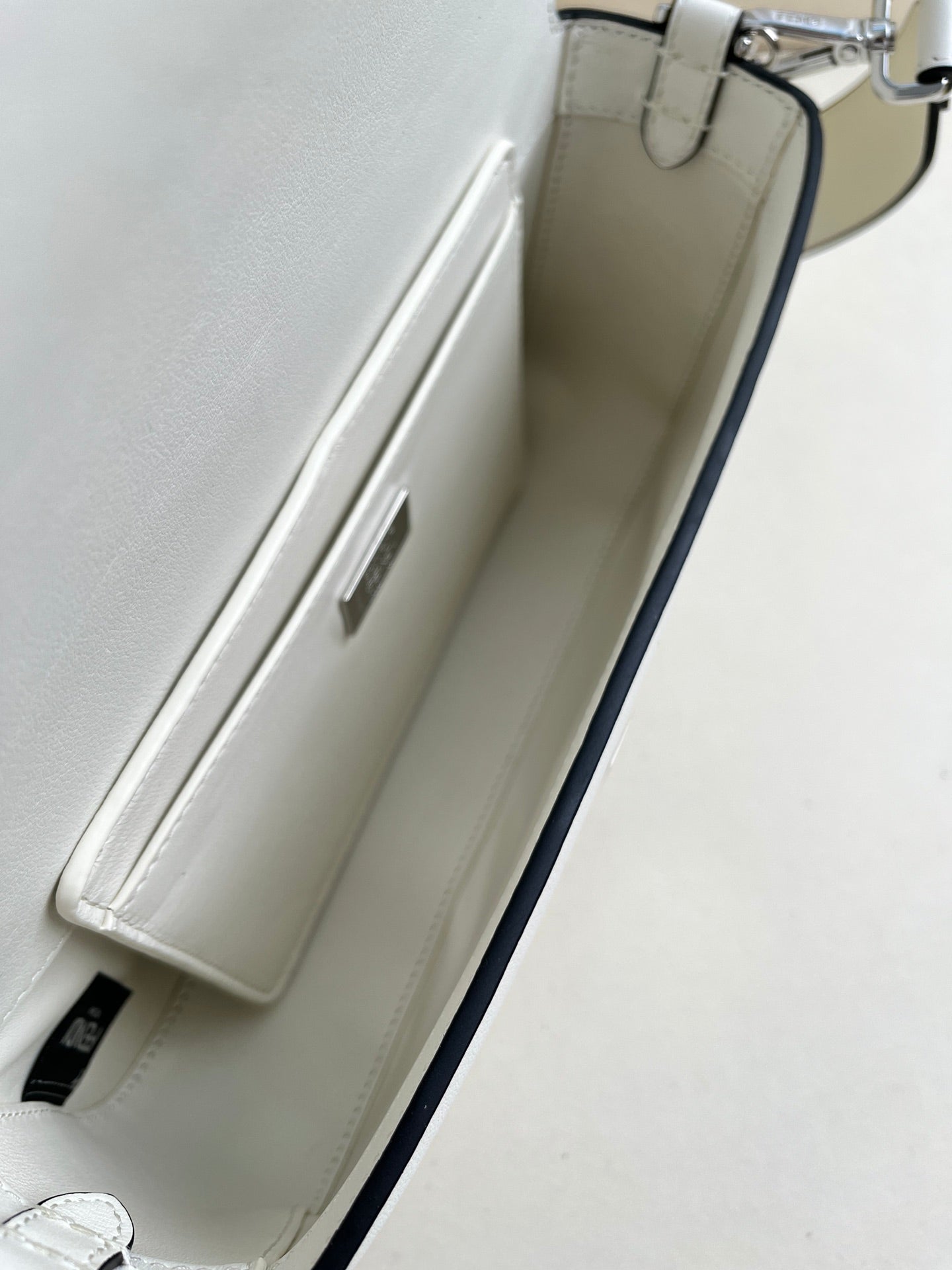 Fendi X Tiffany&Co jointly launched the classic medium-sized Baguette bag made of classic Tiffany BlueTM smooth cowhide