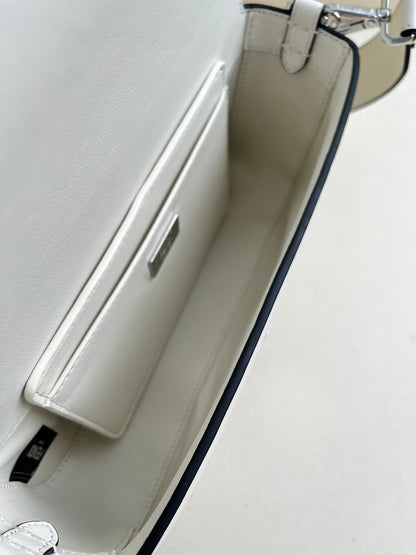 Fendi X Tiffany&Co jointly launched the classic medium-sized Baguette bag made of classic Tiffany BlueTM smooth cowhide