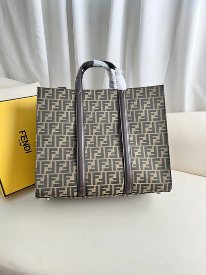 FENDI spacious tote bag in recycled jacquard fabric featuring gray and black FF motif. Featuring fabric-lined interior compartments, interior zip pocket and silver-tone hardware.